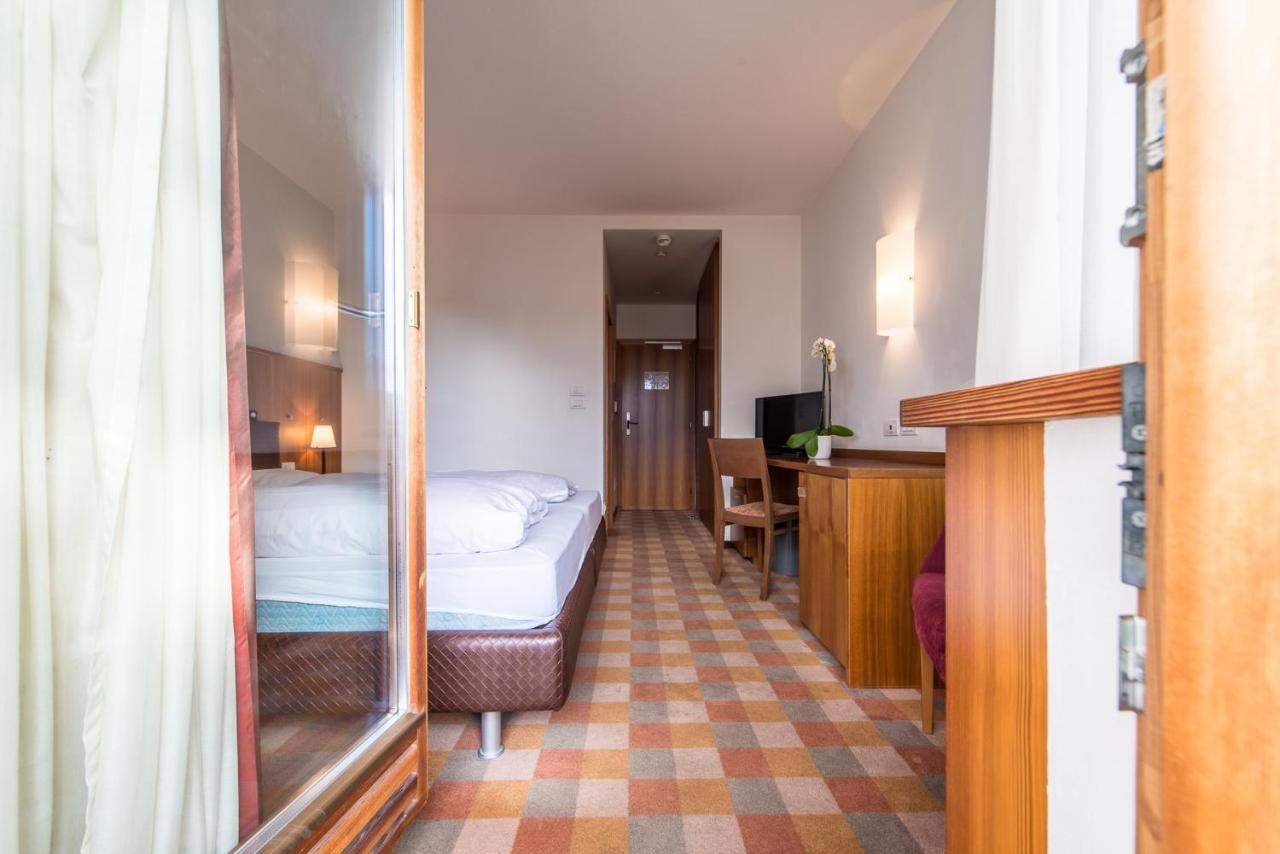 קמפו טורס Hotel Tubris מראה חיצוני תמונה